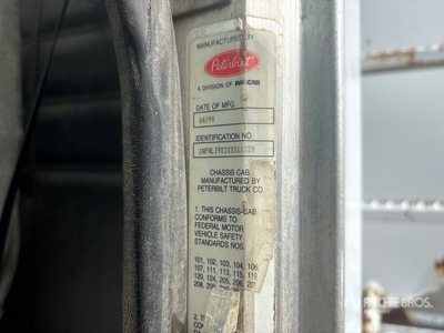 1999 Peterbilt 330 4000 gal Camion à eau