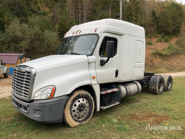 2015 Freightliner Cascadia 113 6x4 T/A Sleeper Truck Tractor