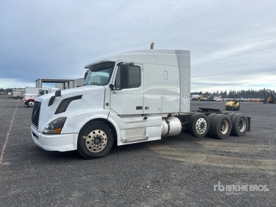 2008 Volvo VNL630 8x4 Ciągnik siodłowy z kabiną sypialną Tri/A