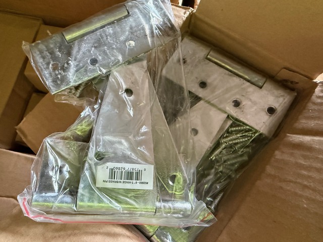 Lot of (1,575) Tee Hinge