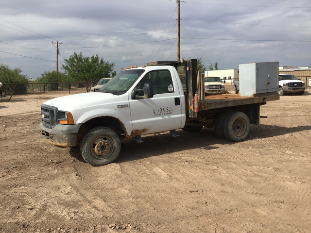 2005 Ford F-350 S/A Flatbed Truck