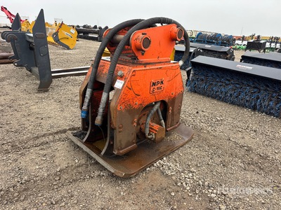 2023 NPK C10C-C1100 14 in Q/C Compacteur à plateau vibrant