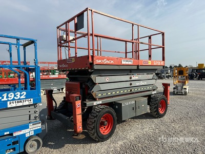 2015 Skyjack SJ7135 Dual Fuel シザーリフト