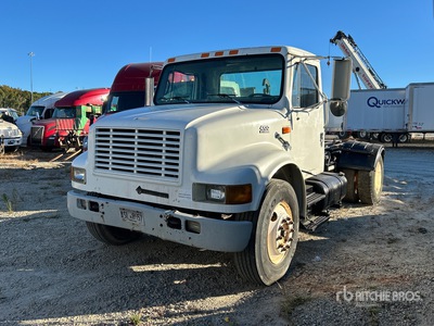 2000 International 4700 4x2 Abroll-Lkw (Inoperable)