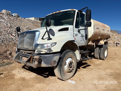 2007 International 4400SBA 2000 gal 4x2 Camion cisterna de agua
