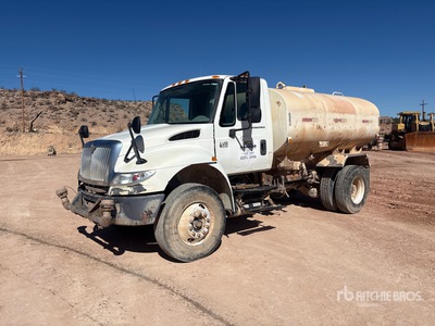 2007 International 4400SBA 2000 gal 4x2 Camion à eau