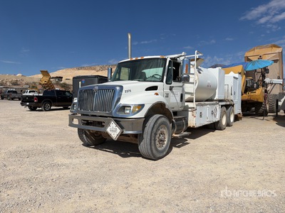 2005 International 7400 6x4 Lube Truck
