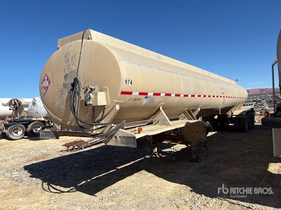 1986 Clough MC306AL 9000 gal Tri/A Remorque-citerne