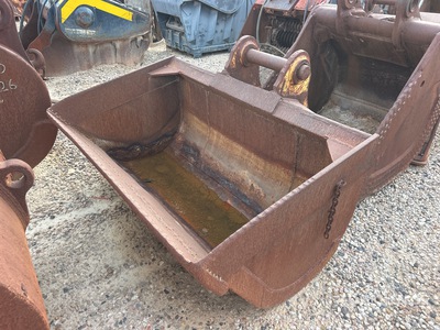 71 in Cleanup Excavator Bucket