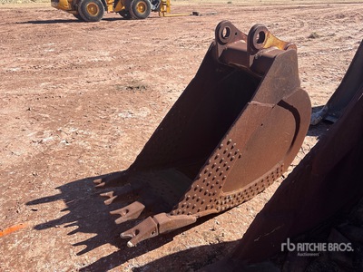 28 in Digging Excavator Bucket
