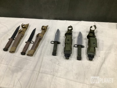 (118) Bayonet Knives w/Scabbards