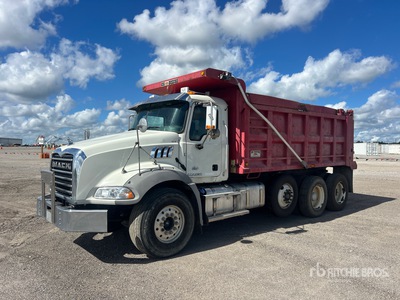 2016 Mack GU813 8x4 Camion à benne basculante Tridem