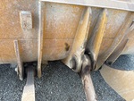 Chassis with Clavijas del cangilón al brazo elevador