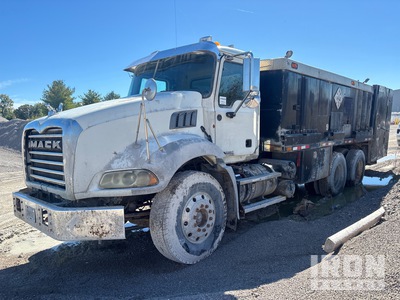 2012 Mack GU813 Granite 6x4 Camion de combustible y lubricacion (Inoperable)