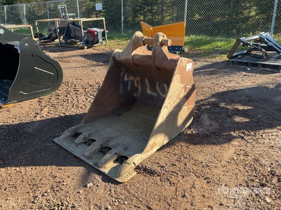 36 in Digging Excavator Bucket