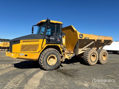 2022 John Deere 310E を見 Articulated Dump Truck