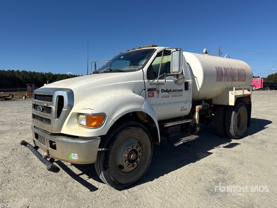 2006 Ford F-750 XL 2000 gal 4x2 Camion cisterna de agua