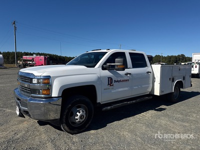 2016 Chevrolet 3500 HD 4x2 Crew Cab Simpson water pump with 35 gallon water tank, 100 gallon fuel tank in bed with 12 volt pump Camion utilitaire