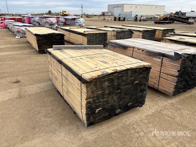Quantity of (294) 2 x 4 x 7 ft 木材