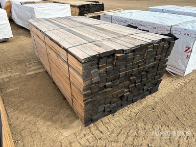 Quantity of (294) 2 x 4 x 8 ft 木材