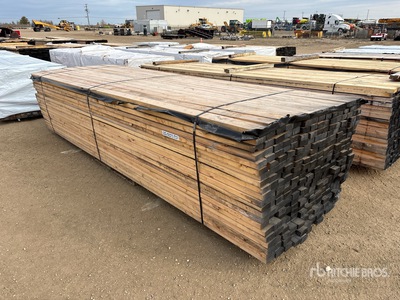 Quantity of (294) 2 x 4 x 14 ft 木材