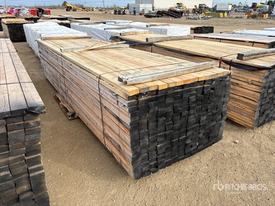 Quantity of (294) 2 x 4 x 14 ft 木材