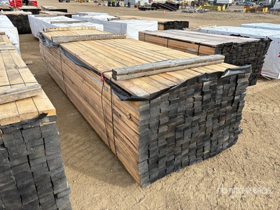 Quantity of (294) 2 x 4 x 14 ft 木材