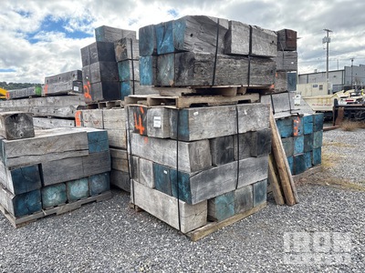 Quantity of (16) 12 In x 12 In x 4 ft Hard Wood Timbers その他 - 店舗 & 倉庫