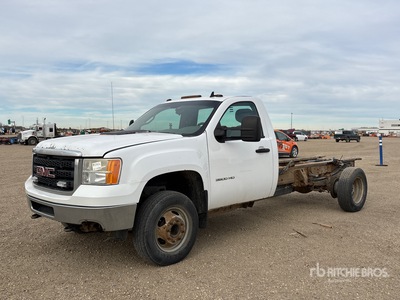 2013 GMC Sierra 3500HD 4x2 を見 Cab and Chassis