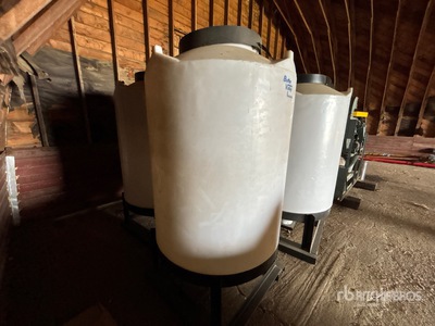 Quantity of (2) Buffer Valley Industries +/- 52 bu Contenedor de grano
