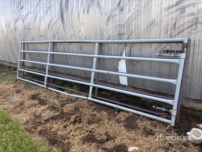 Quantity of (2) 16 ft x 4 ft Puerta de ganado