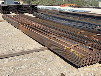 Quantity of (2) Bundles of Angle Iron (1) 1 in x 1 in x 3/16 in, (1) 1 1/2 in x 1 1/2 in x 1/8 in x 20 ft その他 - 店舗 & 倉庫