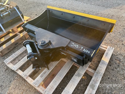 Trojan 35CL 42 in Tilting Excavator Bucket - Fits 40mm Cat 303, 303.5, 304, Case, New Holland, Kobelco SK35, Deere/Hitachi 35D/G (Unused)