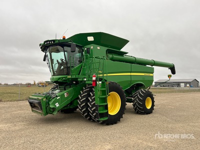 2017 John Deere S680 Combine Harvester