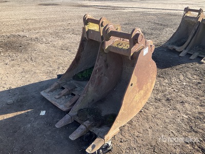 Quantity of (2) 560 mm Digging Excavator Bucket