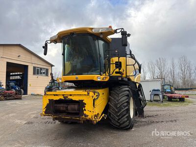 2008 New Holland CR9060 Combine Harvester