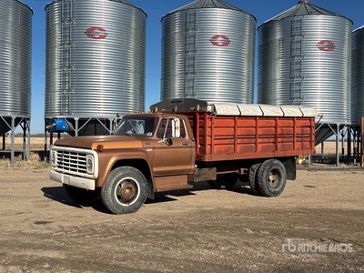 1975 Ford F500 4x2 . Camion à grains
