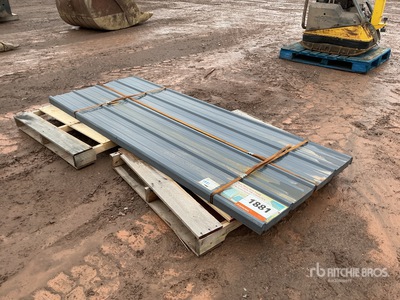 Quantity of (70) Grey Metal Roof Panels8 Ft x 3Ft その他 - 店舗 & 倉庫 (Unused)