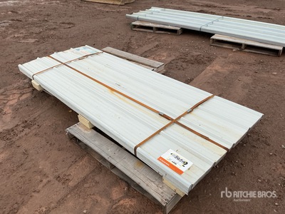 Quantity of (70) White Metal Roof Panels 8 Ft x 3 Ft その他 - 店舗 & 倉庫 (Unused)