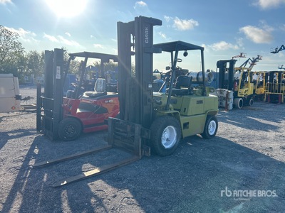 Clark C500YS80 6800 lb Pneumatic Tire Carretilla Elevadora