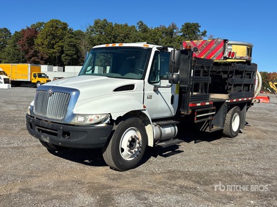 2005 International 4300 4x2 Attenuator Truck