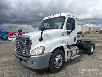 2014 Freightliner Cascadia 125 4x2 Day Cab Truck Tractor
