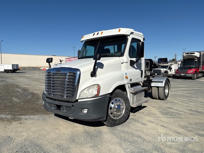 2014 Freightliner Cascadia 125 4x2 Ciągnik siodłowy z kabiną dzienną S/A