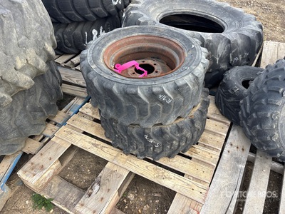 Quantity of (2) 10-16.5 を見 Tires