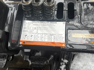 Toyota 8FGU30 5620 lb Pneumatic Tire Forklift