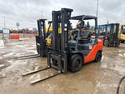 Toyota 8FGU30 5620 lb Pneumatic Tire Forklift