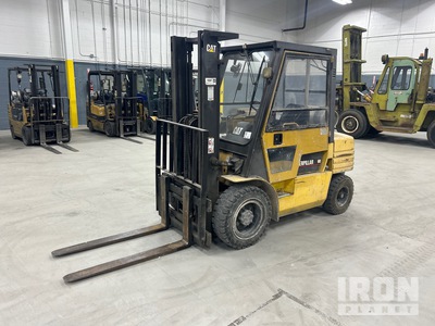 1997 Cat GP30 6000 lb Pneumatic Tire Carrelli Elevatori