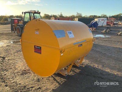 2140 L Skid Mounted Plastic Diesel Fuel Tank