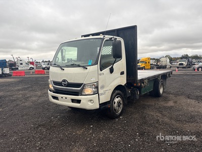 2014 Hino 195 4x2 Flatbed Truck