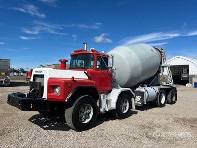 2000 Mack RB690S 8x4 Twin-Steer Mixer Truck